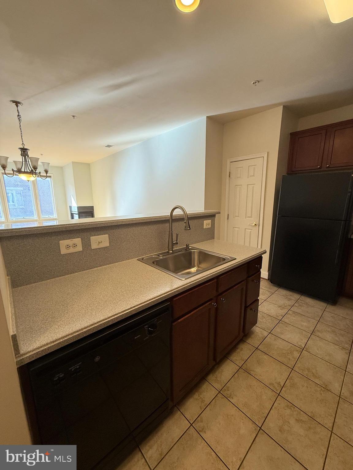 LAKESIDE TOWN CENTRE CONDOMINIUM - Residential Lease