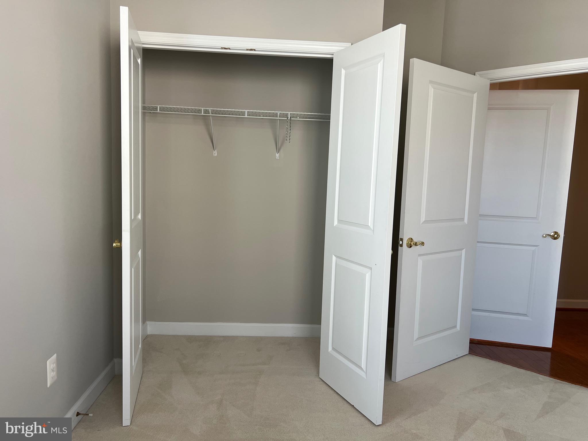 FOUR SEASONS - Residential