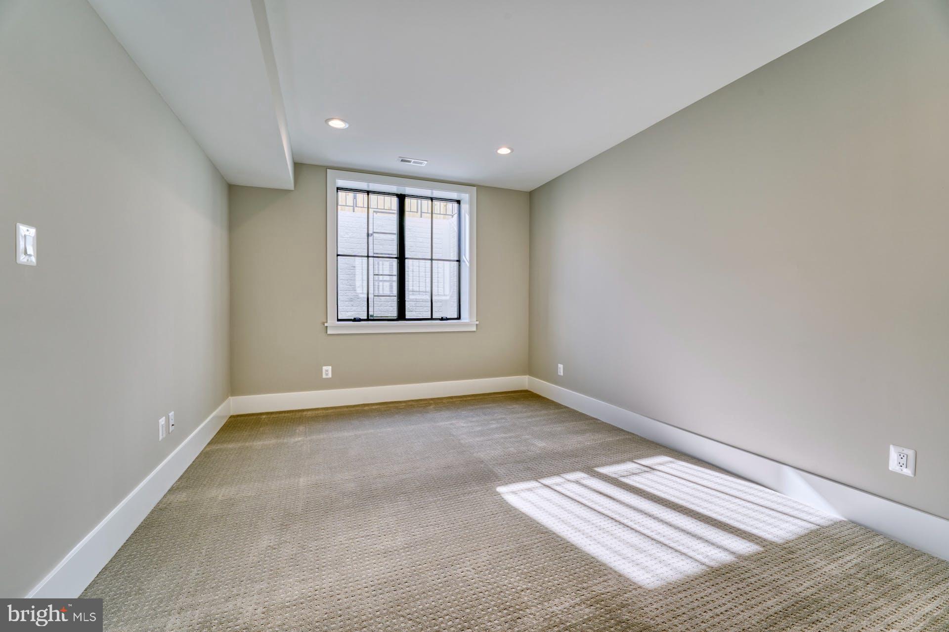 BROYHILL GLEN GARY PARK - Residential