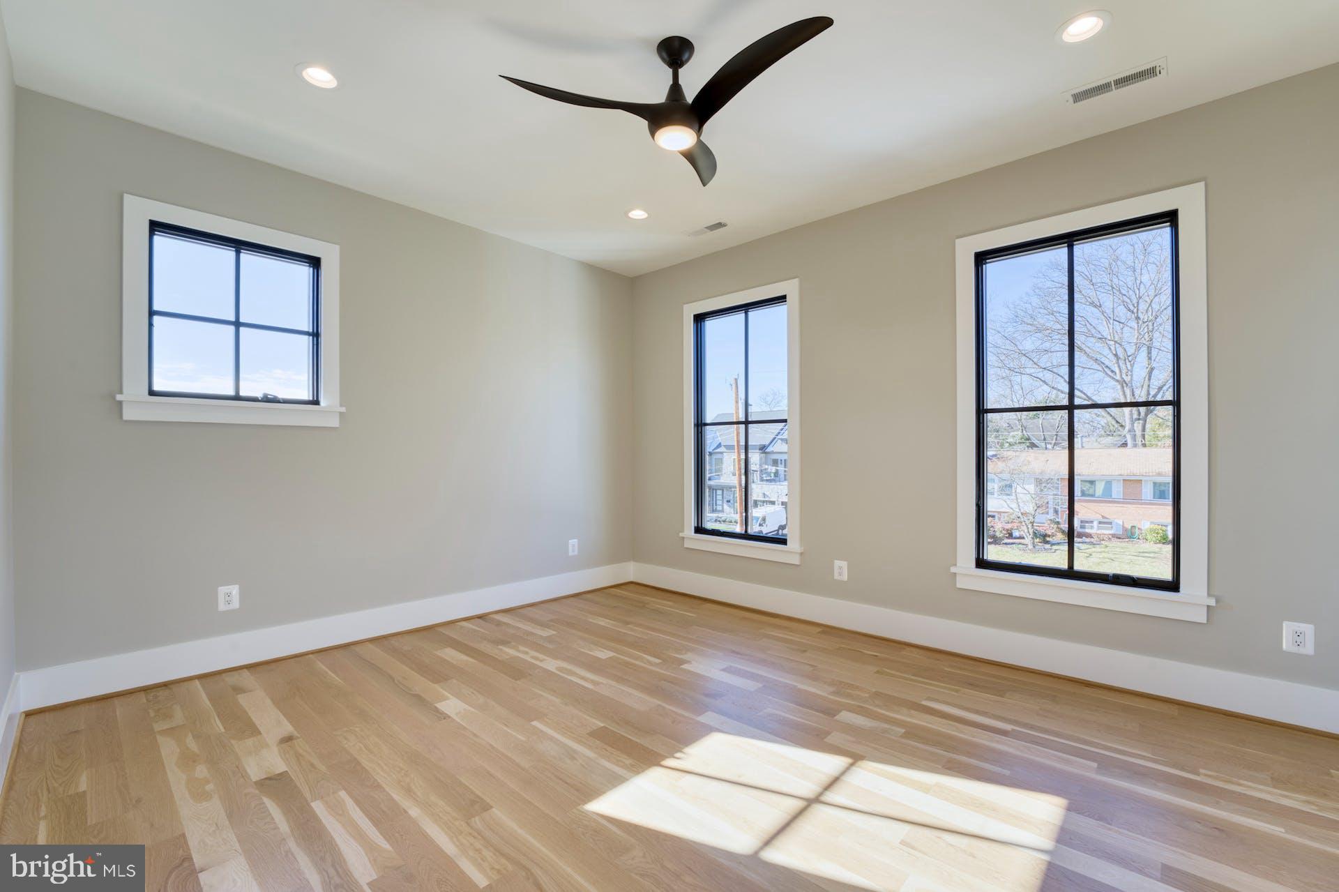 BROYHILL GLEN GARY PARK - Residential