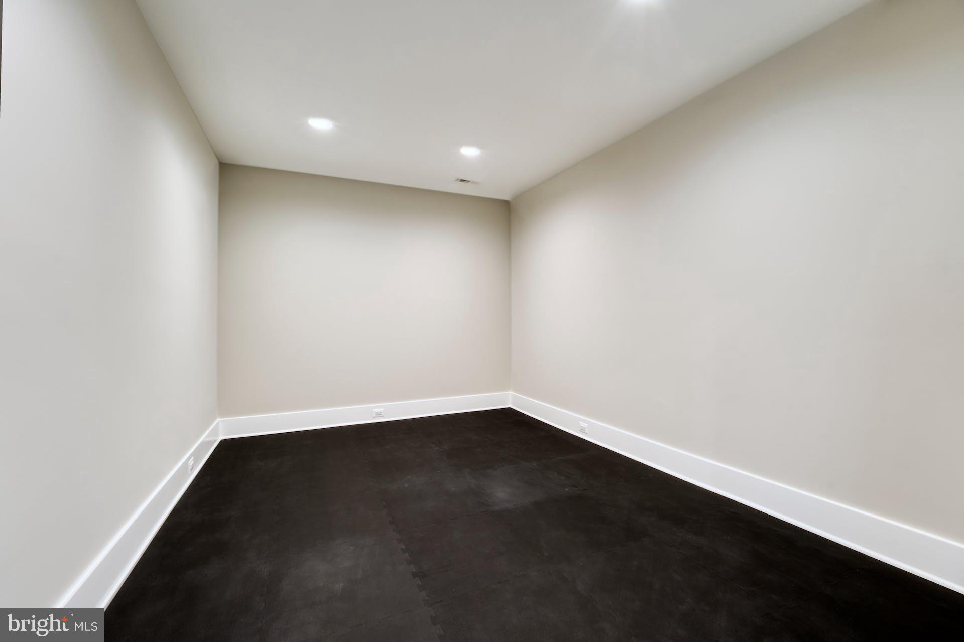 BROYHILL GLEN GARY PARK - Residential