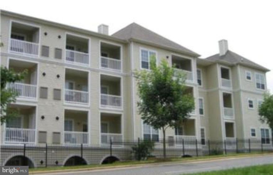 Stunning unit w/ Balcony, Hardwood Flooring, Stainless Steel Appliances w/ Granite Counters in kitchen, huge walk-in closet, & full-size stackable washer/dryer in a fantastic location -- On-site Metro bus stop, blocks to 395 & only steps to Courtyard.  One (1) Assigned Garage parking space.  Outdoor pool, fitness center & club house.