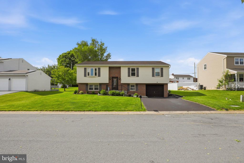 Photo of 3218 Caroline Drive, EAST PETERSBURG, PA 17520 (MLS # PALA2088034)