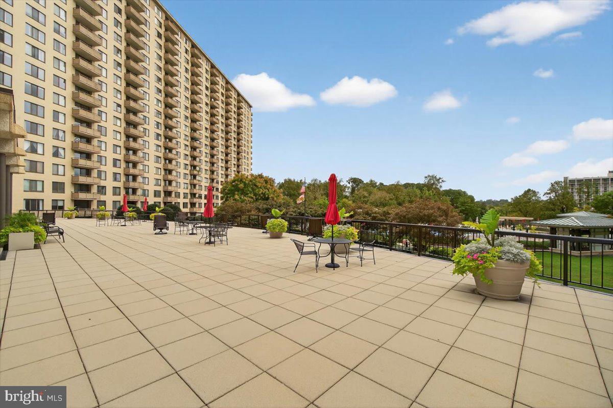 PROMENADE TOWERS - Residential