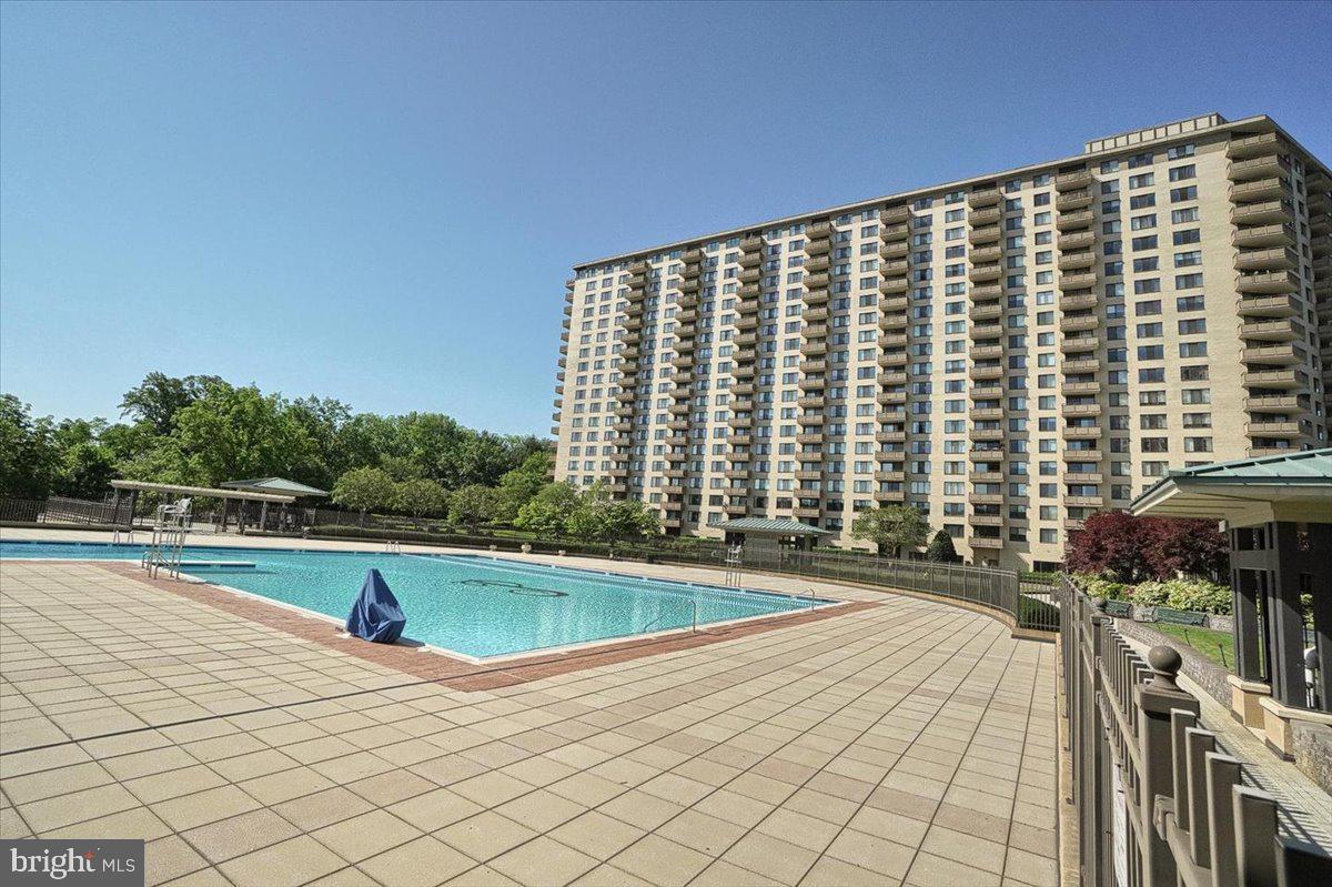 PROMENADE TOWERS - Residential