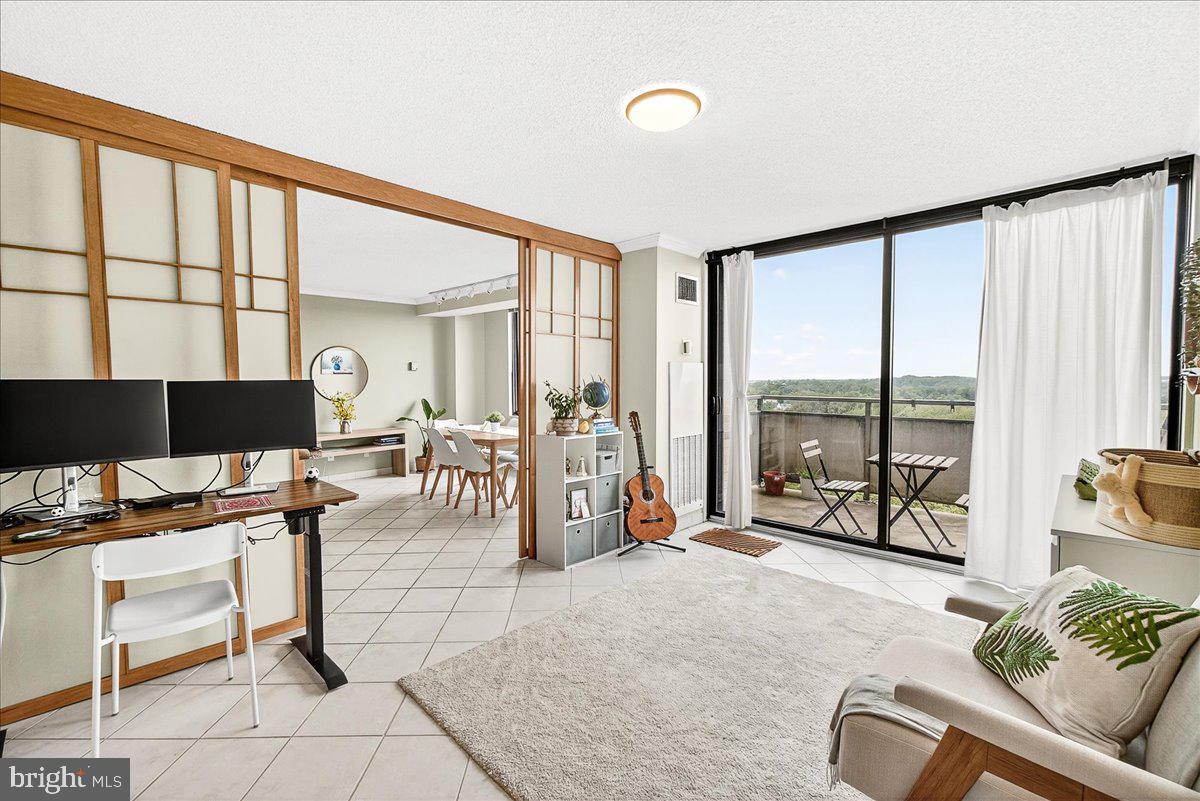 PROMENADE TOWERS - Residential