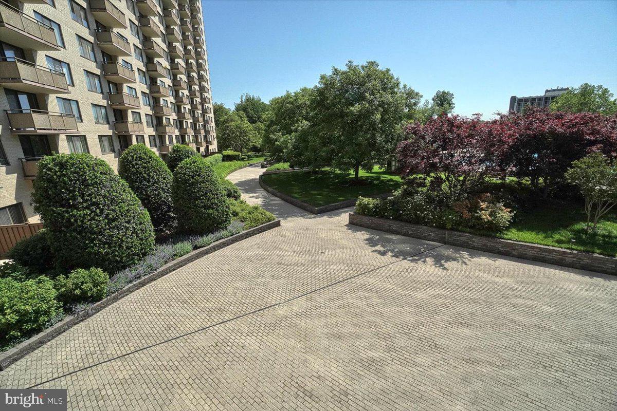 PROMENADE TOWERS - Residential