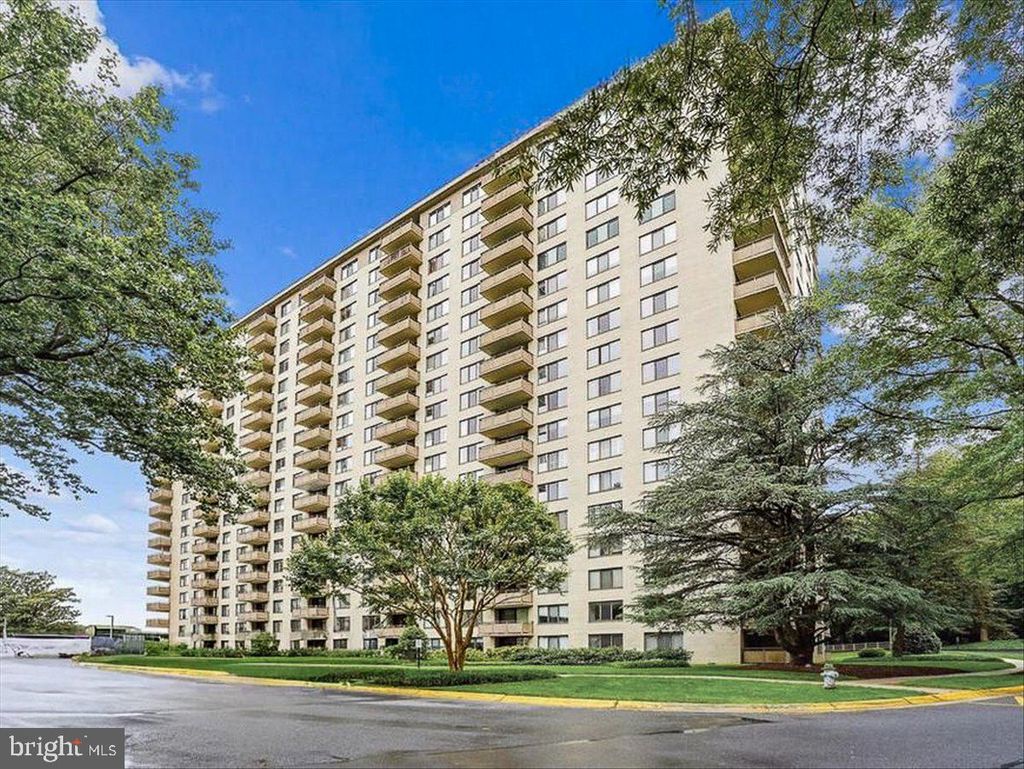 Photo of 5225 Pooks Hill Road #1816N, BETHESDA, MD 20814 (MLS # MDMC2200598)
