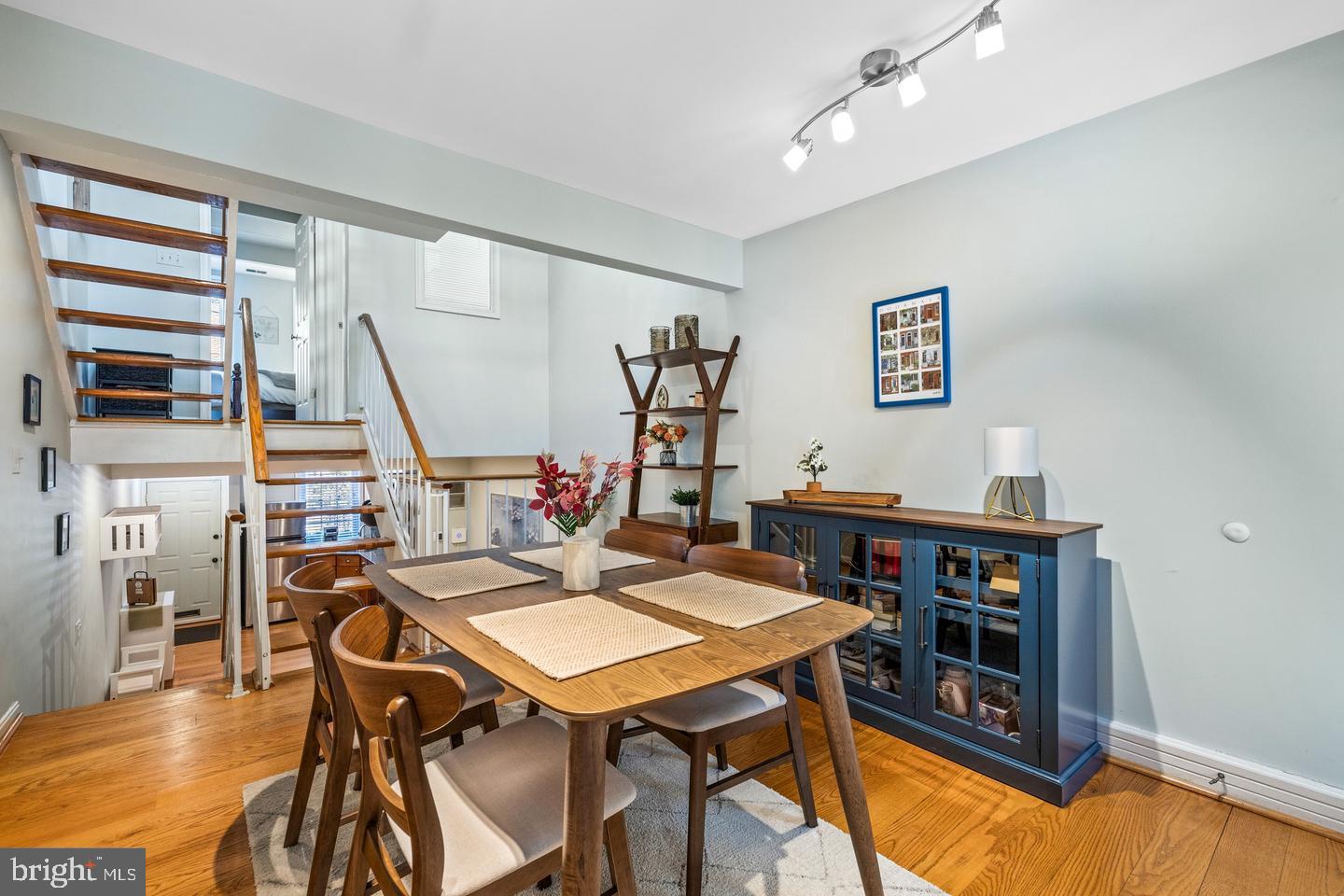 ALBEMARLE SQUARE - Residential