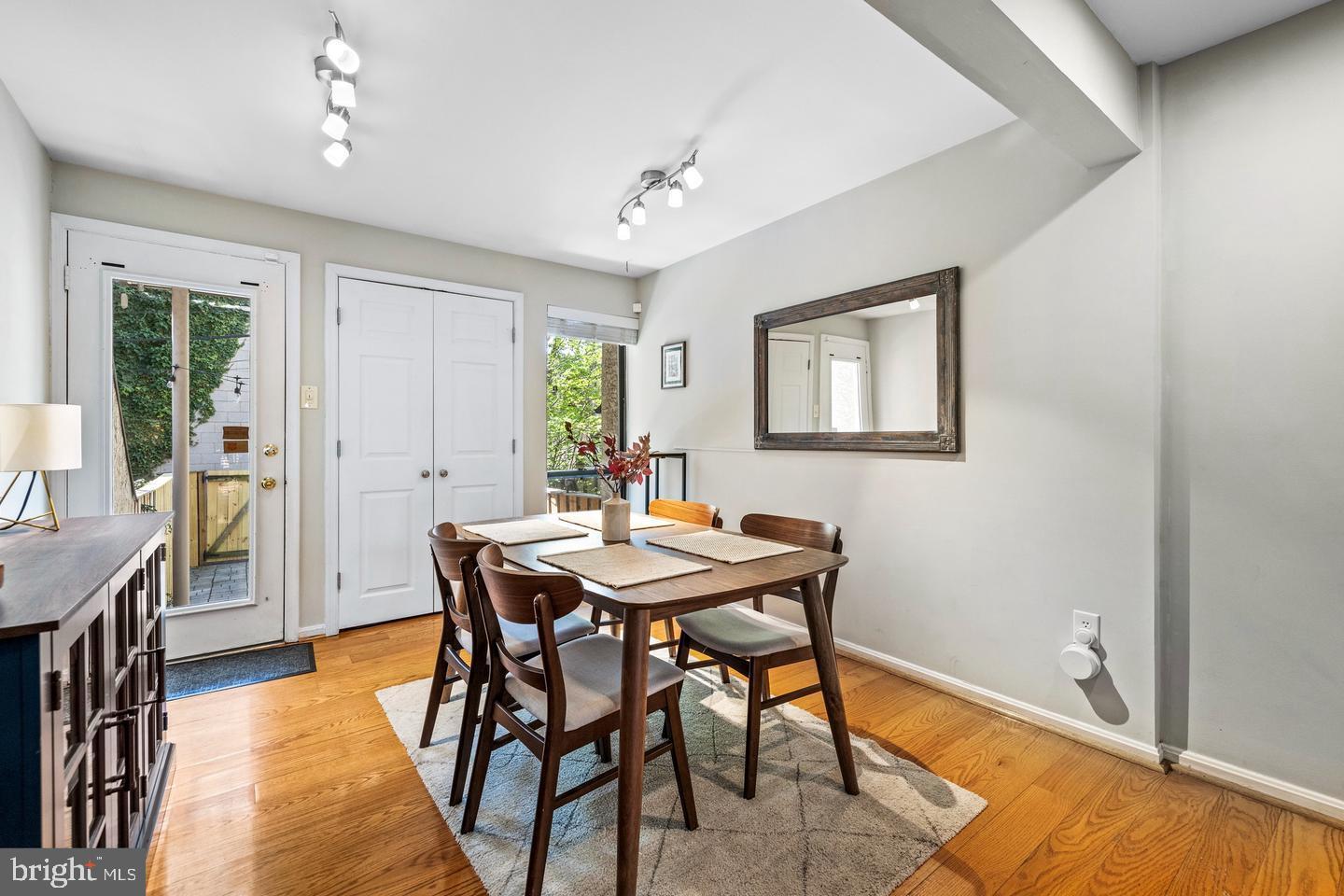 ALBEMARLE SQUARE - Residential