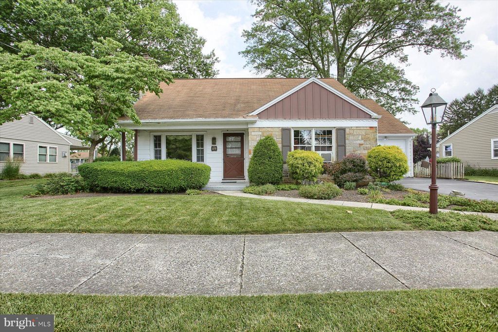 Photo of 179 N LAUREL ST, MANHEIM, PA 17545 (MLS # PALA2037414)