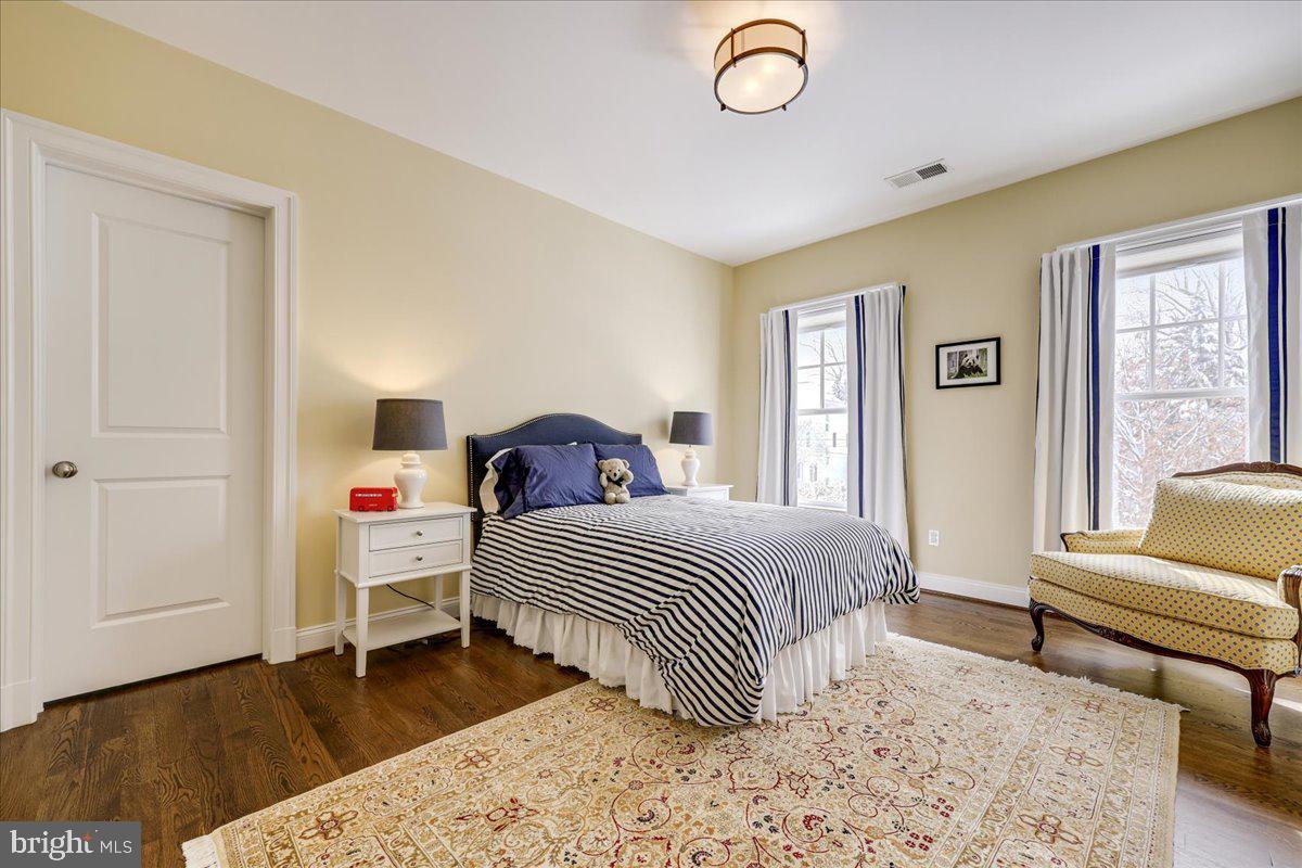 ENGLISH VILLAGE - Residential