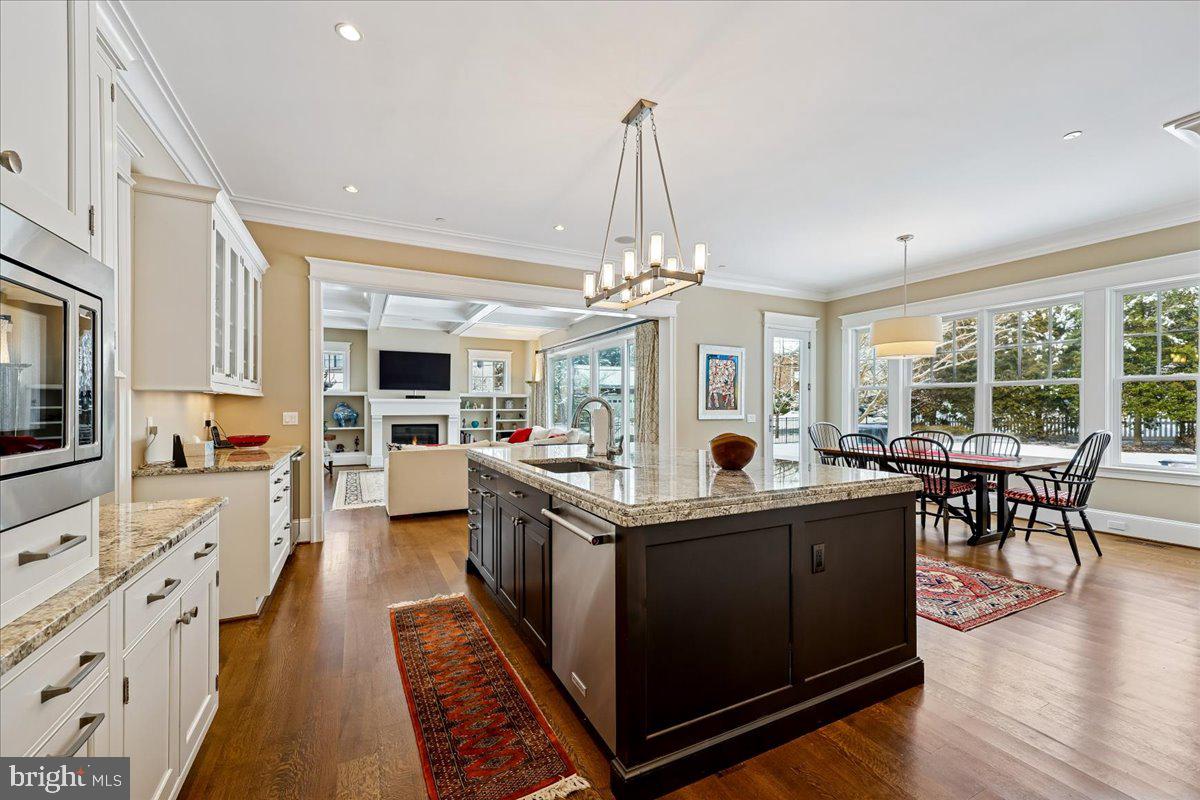 ENGLISH VILLAGE - Residential