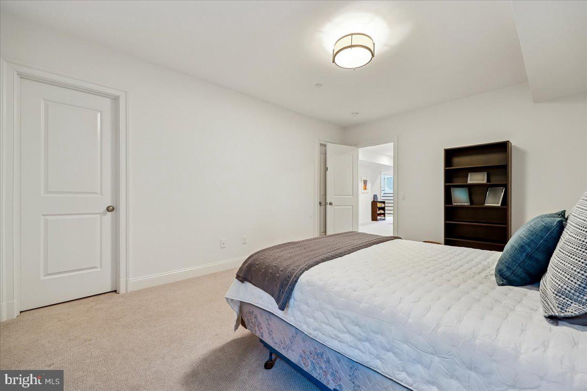 ENGLISH VILLAGE - Residential