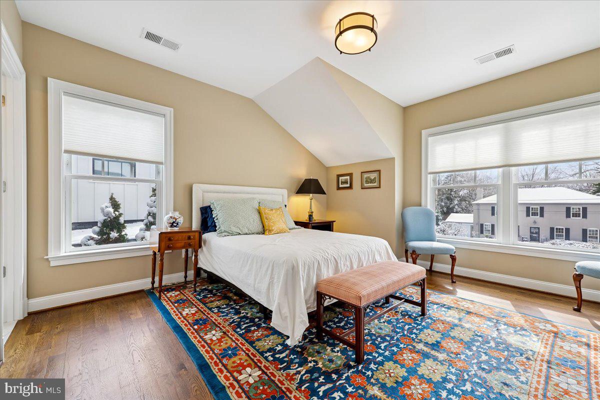 ENGLISH VILLAGE - Residential