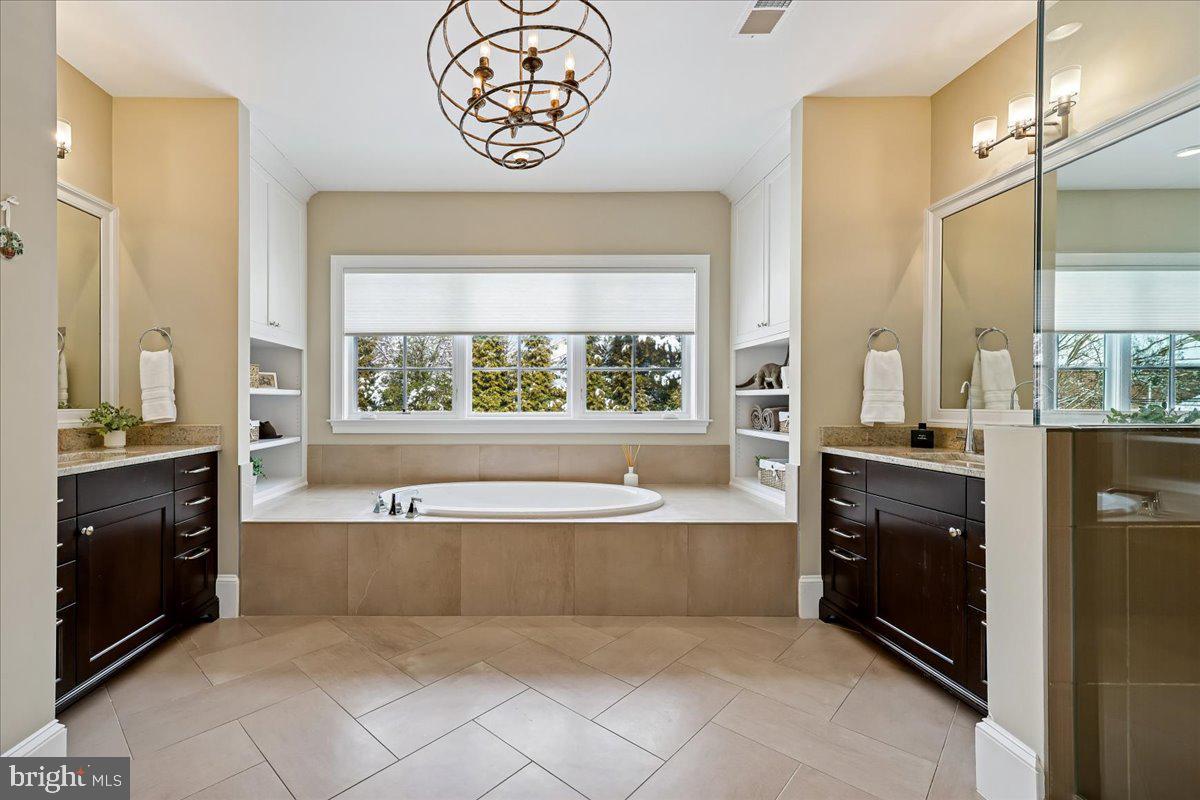 ENGLISH VILLAGE - Residential