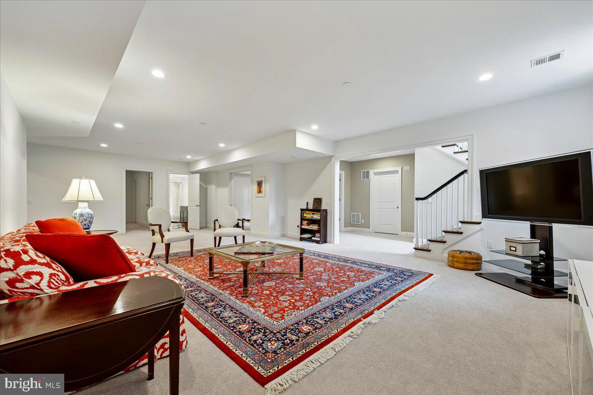 ENGLISH VILLAGE - Residential