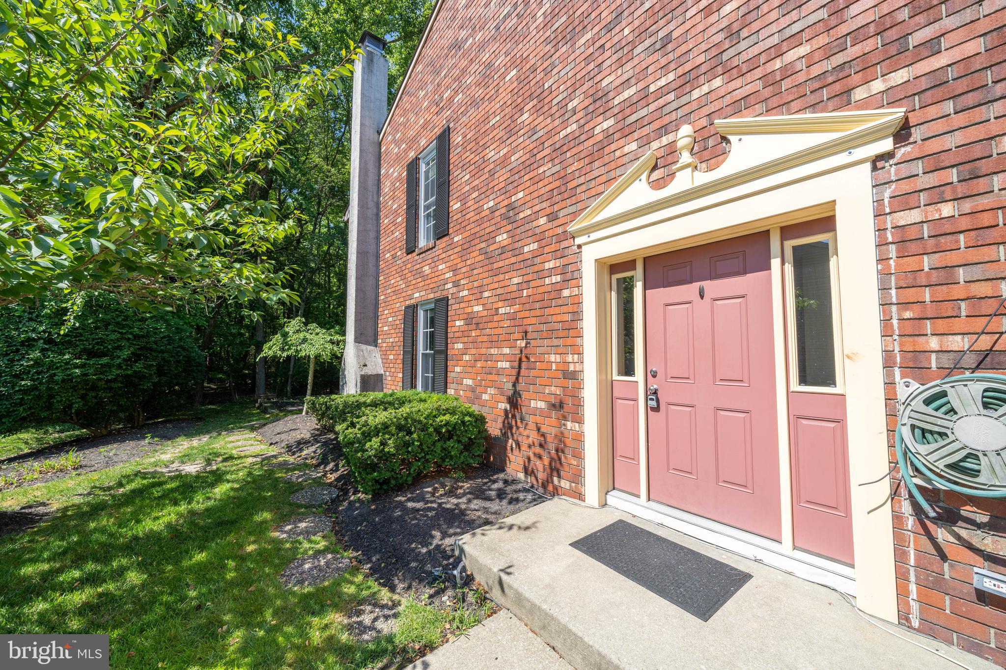 10 FORESTVIEW COURT