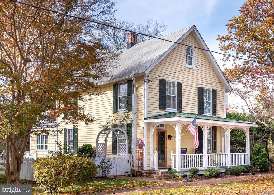 Oxford - Open floor plan in this lovely 3 story yellow Victorian with wonderful water presence and large private back yard with great shade trees.  Front and back porches with sunset views from the waterside balcony.  Four bedrooms, two baths, with hardwood floors throughout.