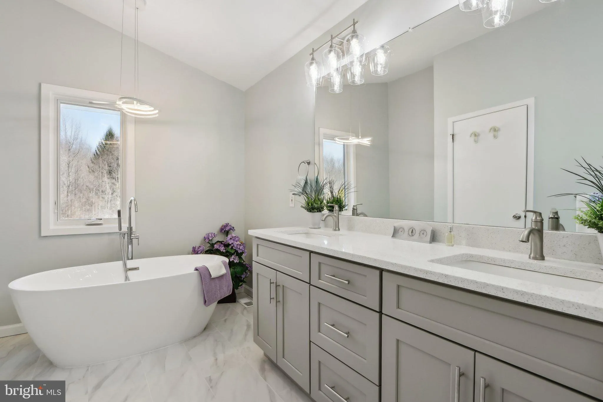 West Windsor, New Jersey 08550, United States, 5 Bedrooms Bedrooms, ,3 BathroomsBathrooms,Residential,Contingent,88209