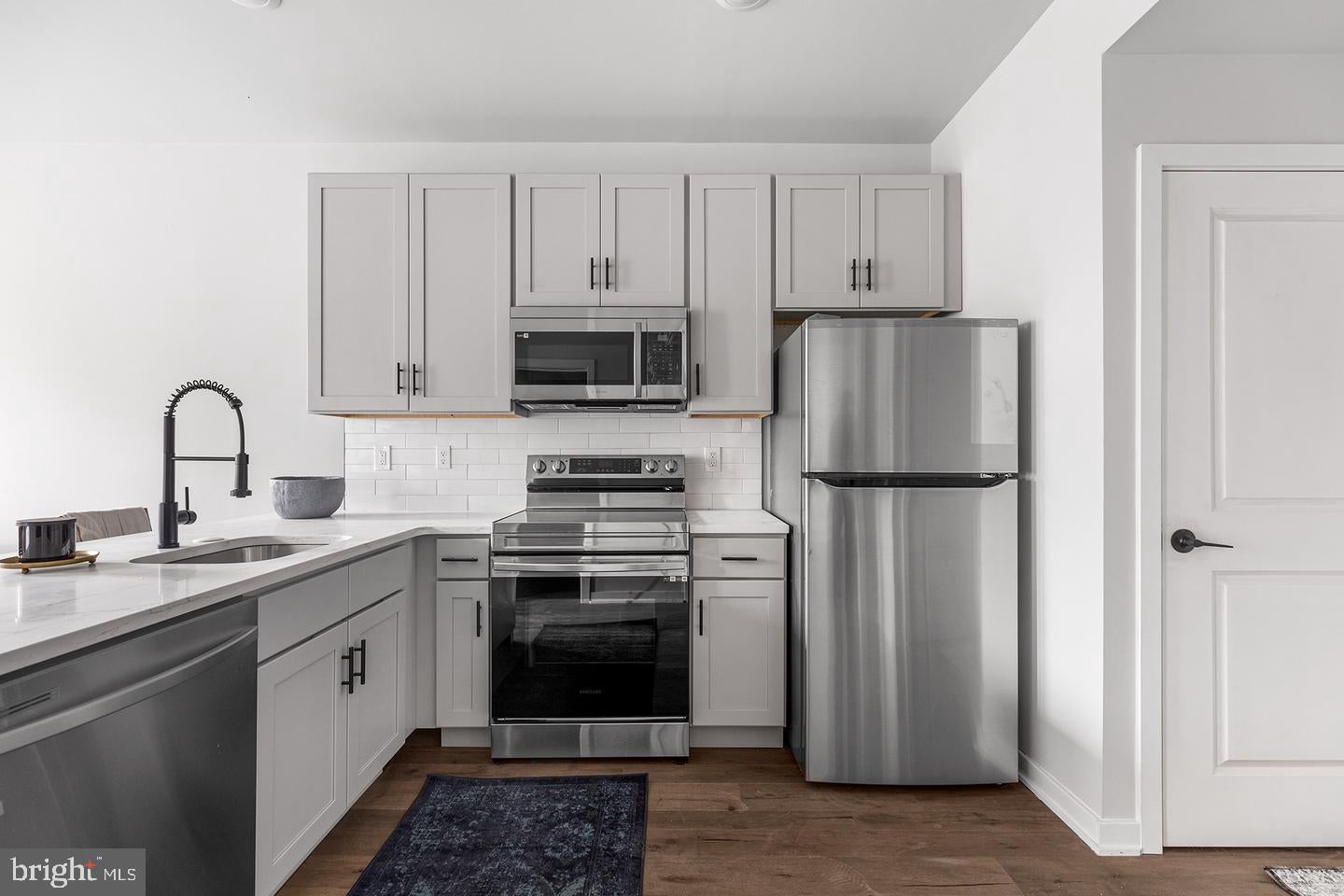 5542 RIDGE AVENUE 44 302