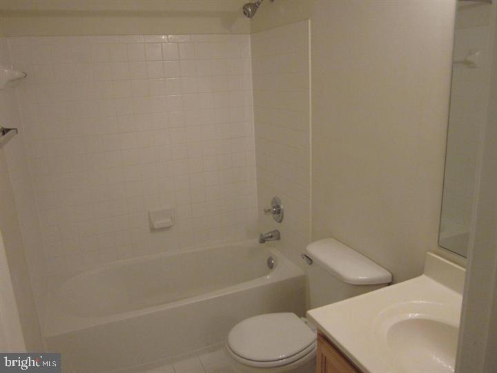 COLLEGE PARKWAY PLACE - Residential Lease