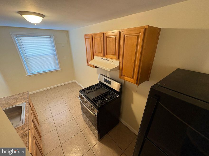 This beautiful, newly renovated first floor apartment features one bedroom and one bathroom! The gorgeous kitchen includes brand new cabinets and ample cabinet/counter space. New  appliances recently installed. The room is bright and open, with a lot of storage space and windows. The full bathroom was also recently renovated and is sleek, modern, and comfortable. 

Close here you can find the Holy Sepulchre Cemetery, many shops and a bus line

What are you waiting to apply for this beautiful house?