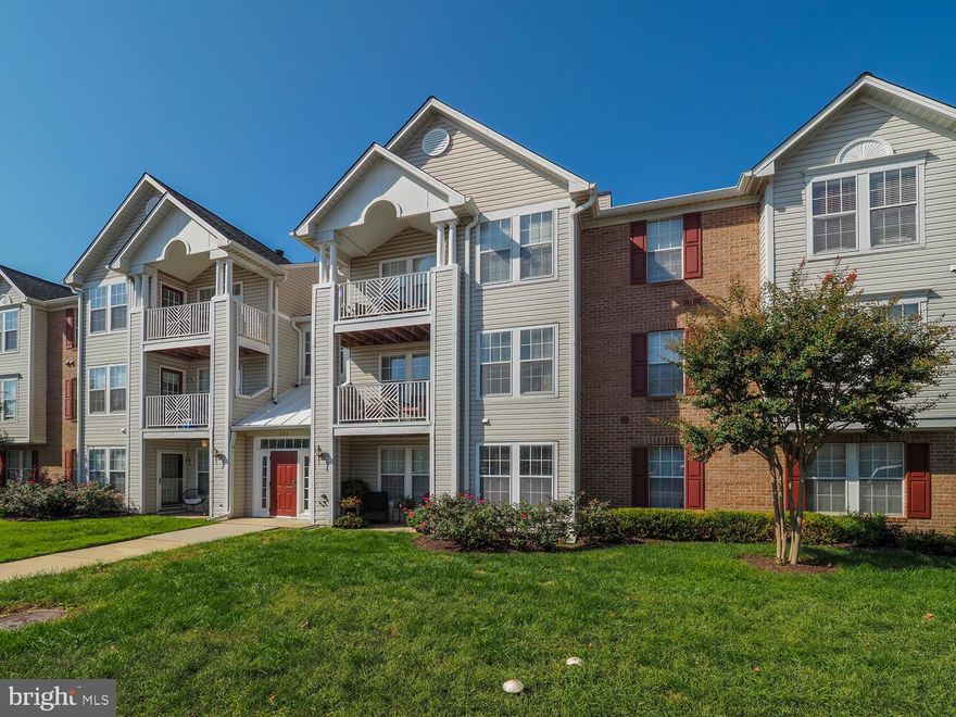 HOT ON THE MARKET IN  CHESTNUT GABLE, PINEY ORCHARD COMMUNITY Just Recently updated  two bedroom - two  full bathrooms Penthouse Level Condo; Stainless steel appliances,  new carpet in bedrooms, new Laminate floors Living room , dining area and, Kitchen with Pantry
Freshly painted thru-out, Primary bedroom with walk in closet.