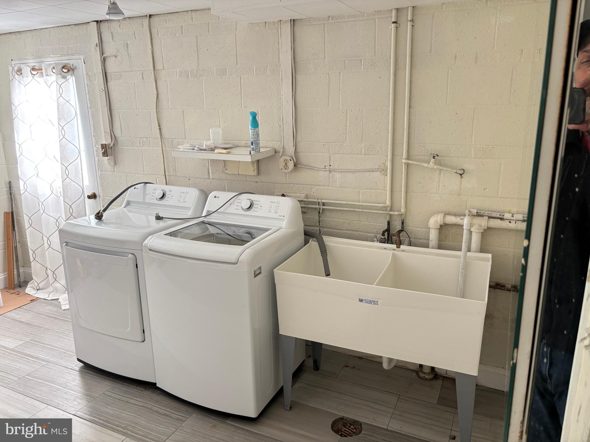 HILLSIDE MANOR - Residential Lease