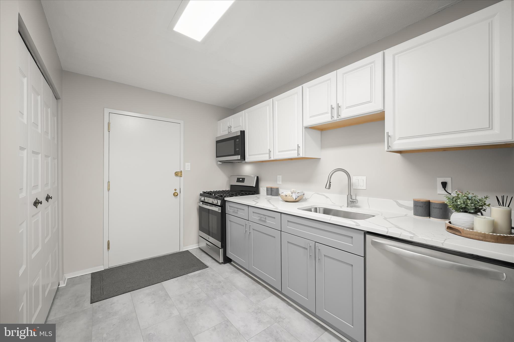 TOWERS IN WESTCHESTER PARK - Residential