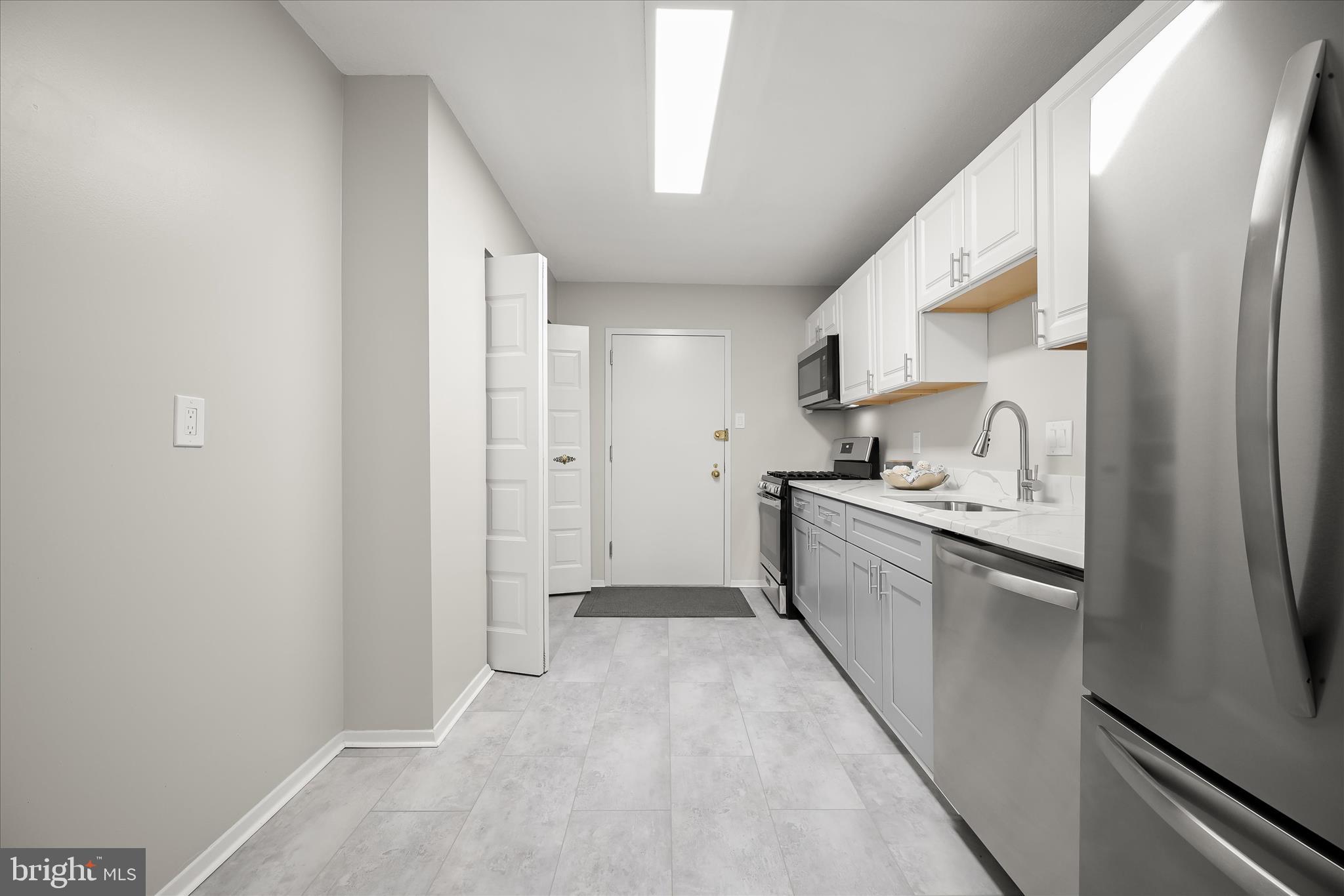 TOWERS IN WESTCHESTER PARK - Residential