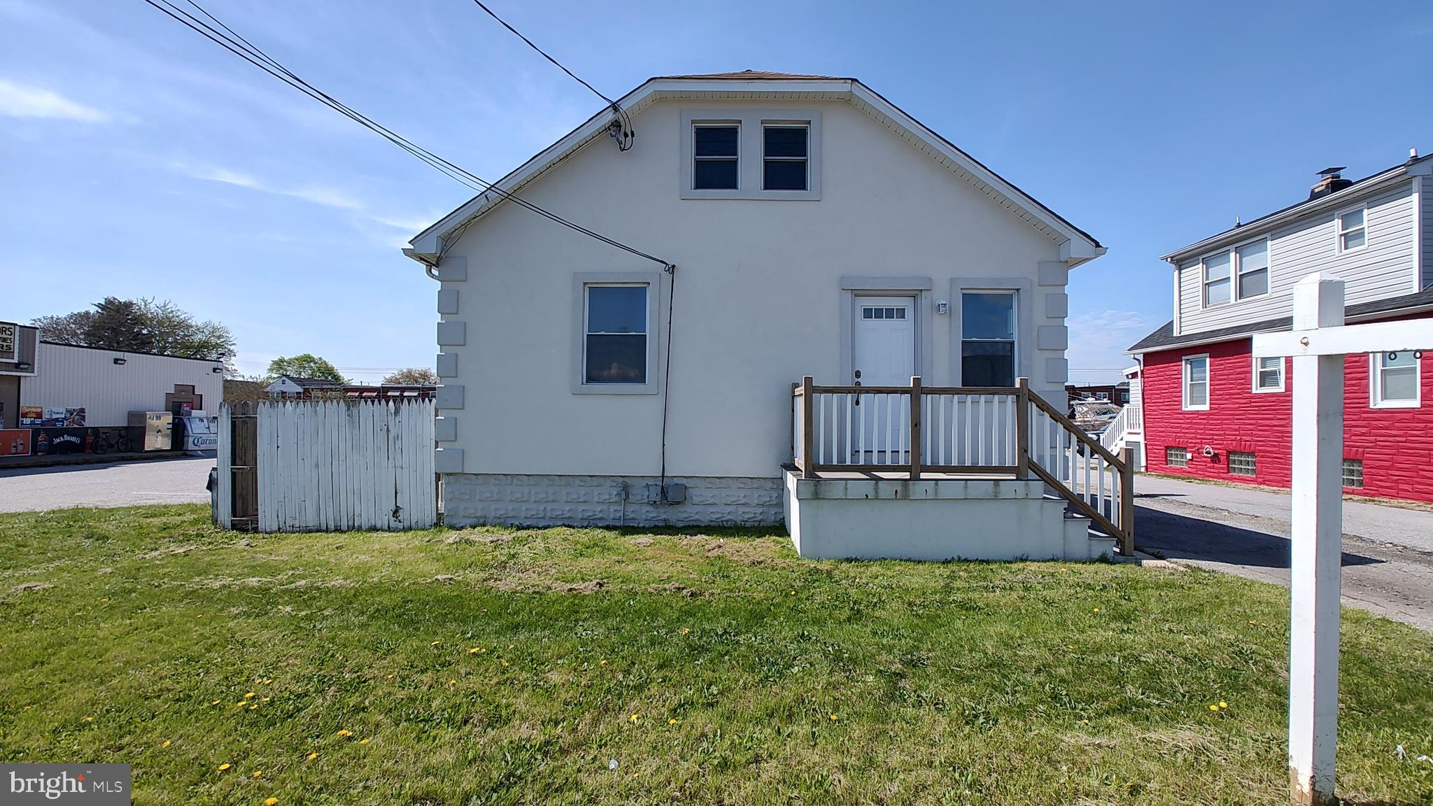 Main image without alt text