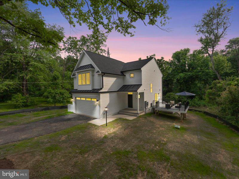 Welcome to this stunning 2025 home, situated on 1 acre of land! This beautiful property boasts 5 spacious bedrooms and 3.5 bathrooms, perfect for families or those who love to entertain.
One of the standout features of this home is its gorgeous double-sided fireplace, which adds warmth and ambiance to any room. The two beautiful decks provide ample outdoor space to enjoy the fresh air and take in the surrounding views.
The huge backyard is perfect for outdoor activities, BBQs, or simply relaxing in nature. The walkout basement offers additional living space, complete with a full room and bathroom - ideal for guests, a home office, or a playroom.
Don't miss out on this incredible opportunity to own a piece of paradise! Contact us today to schedule a viewing.