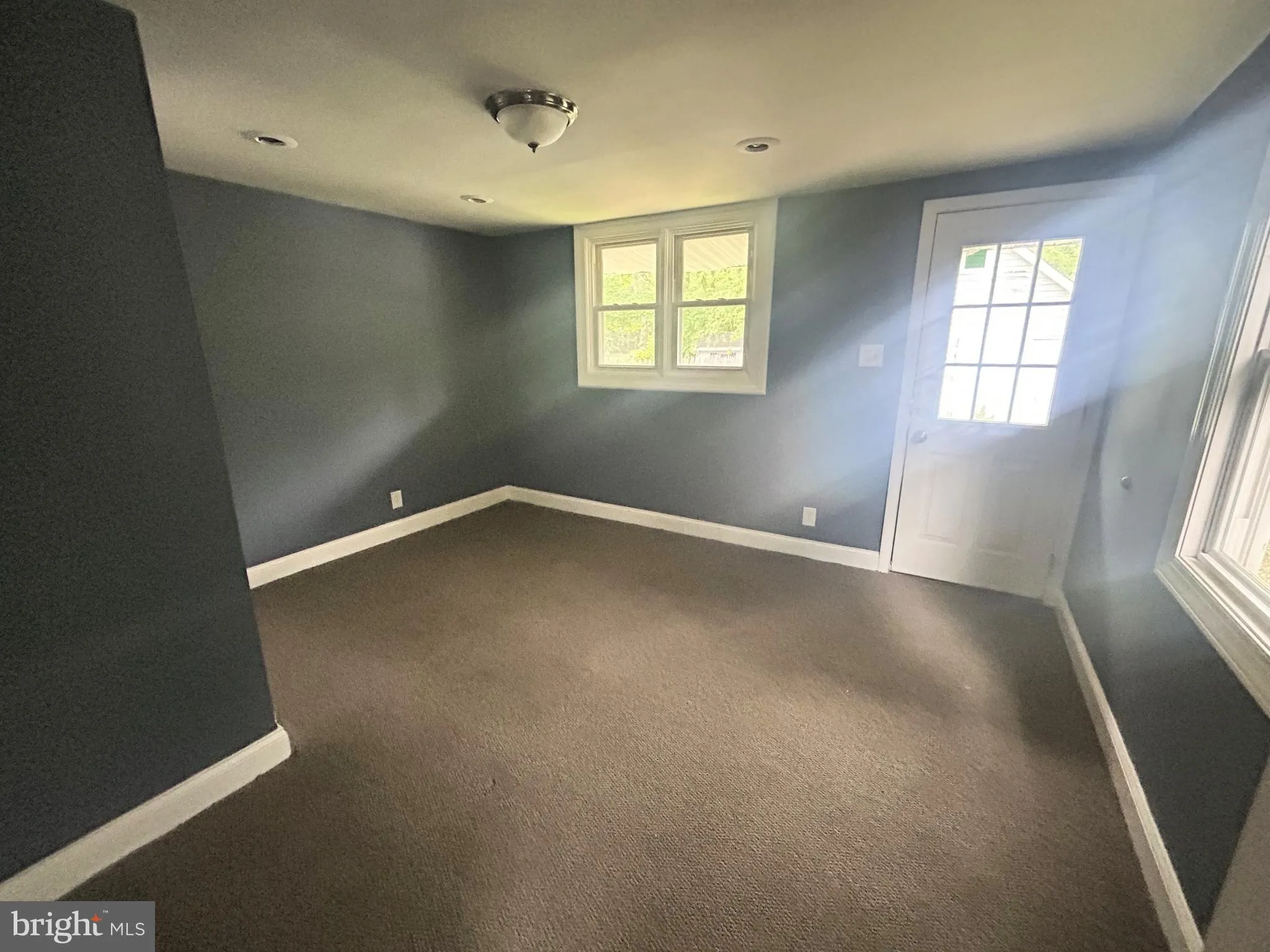 Mount Holly, New Jersey 08060, United States, 2 Bedrooms Bedrooms, ,2 BathroomsBathrooms,Residential,Pending,127570