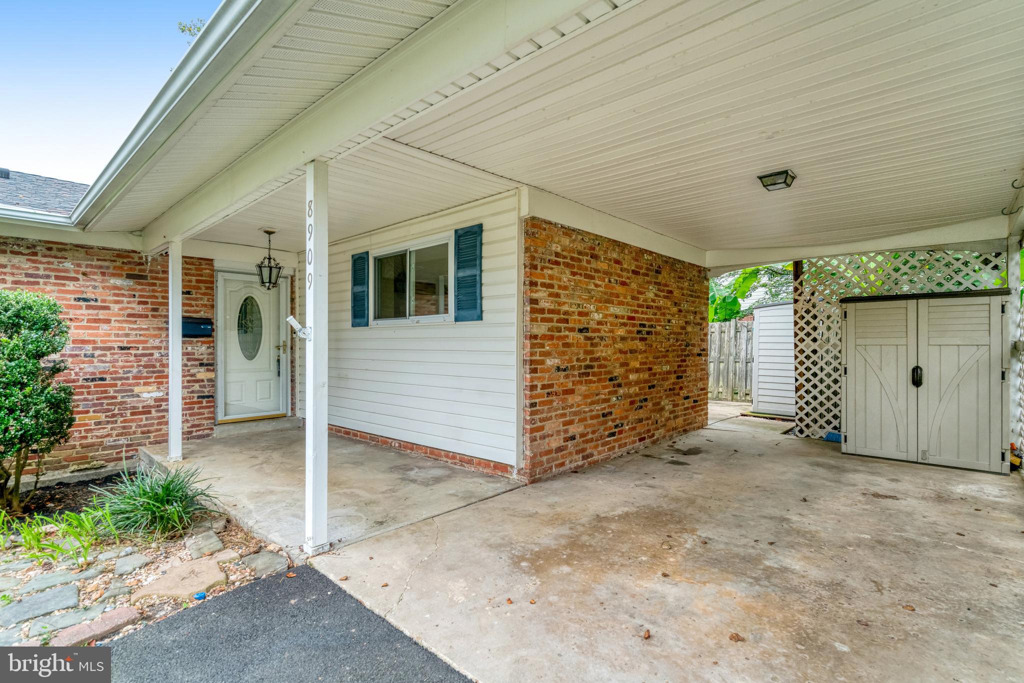 8909 VICTORIA ROAD