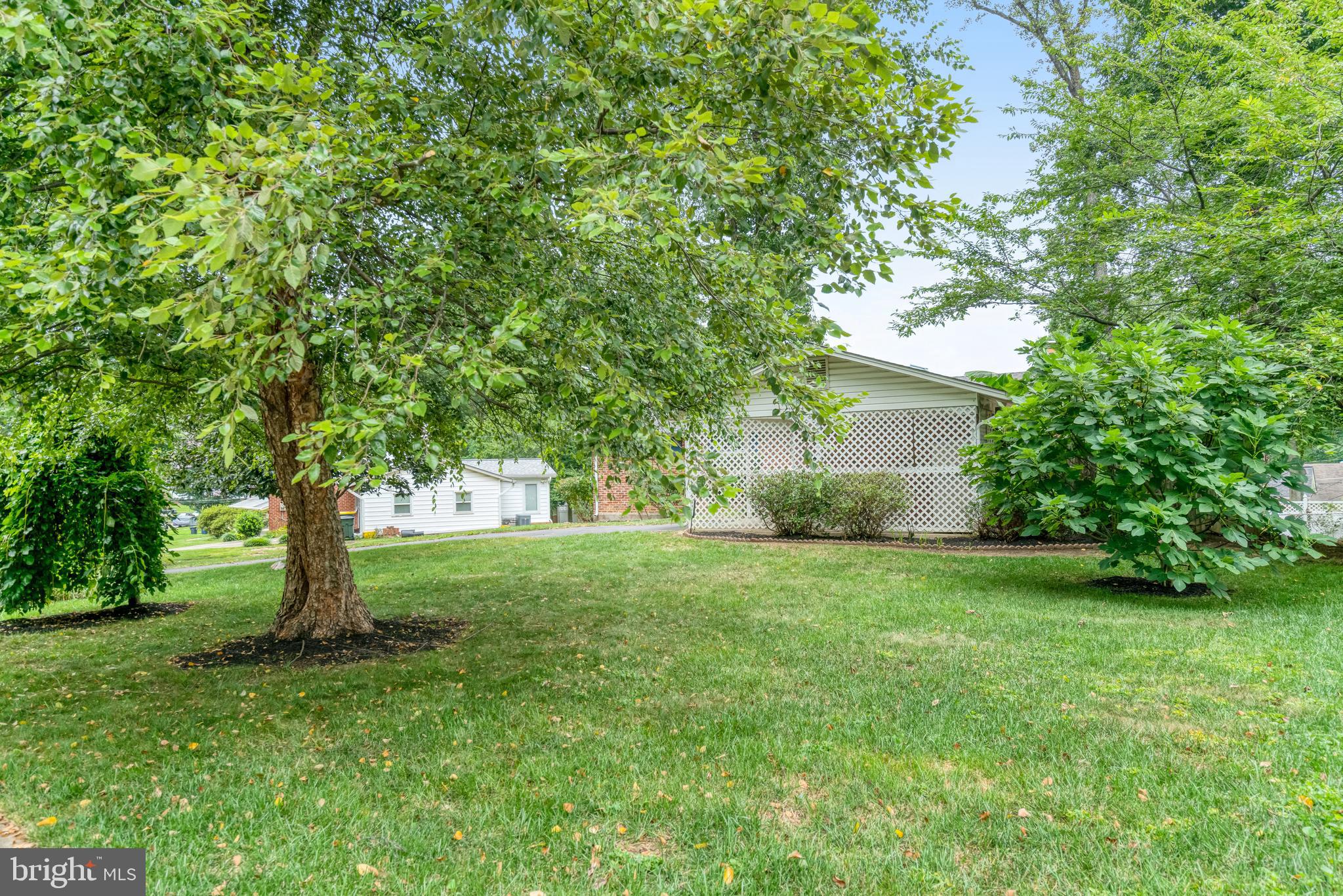 8909 VICTORIA ROAD