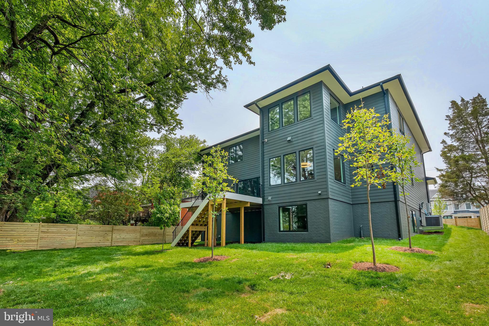 MCLEAN MANOR - Residential