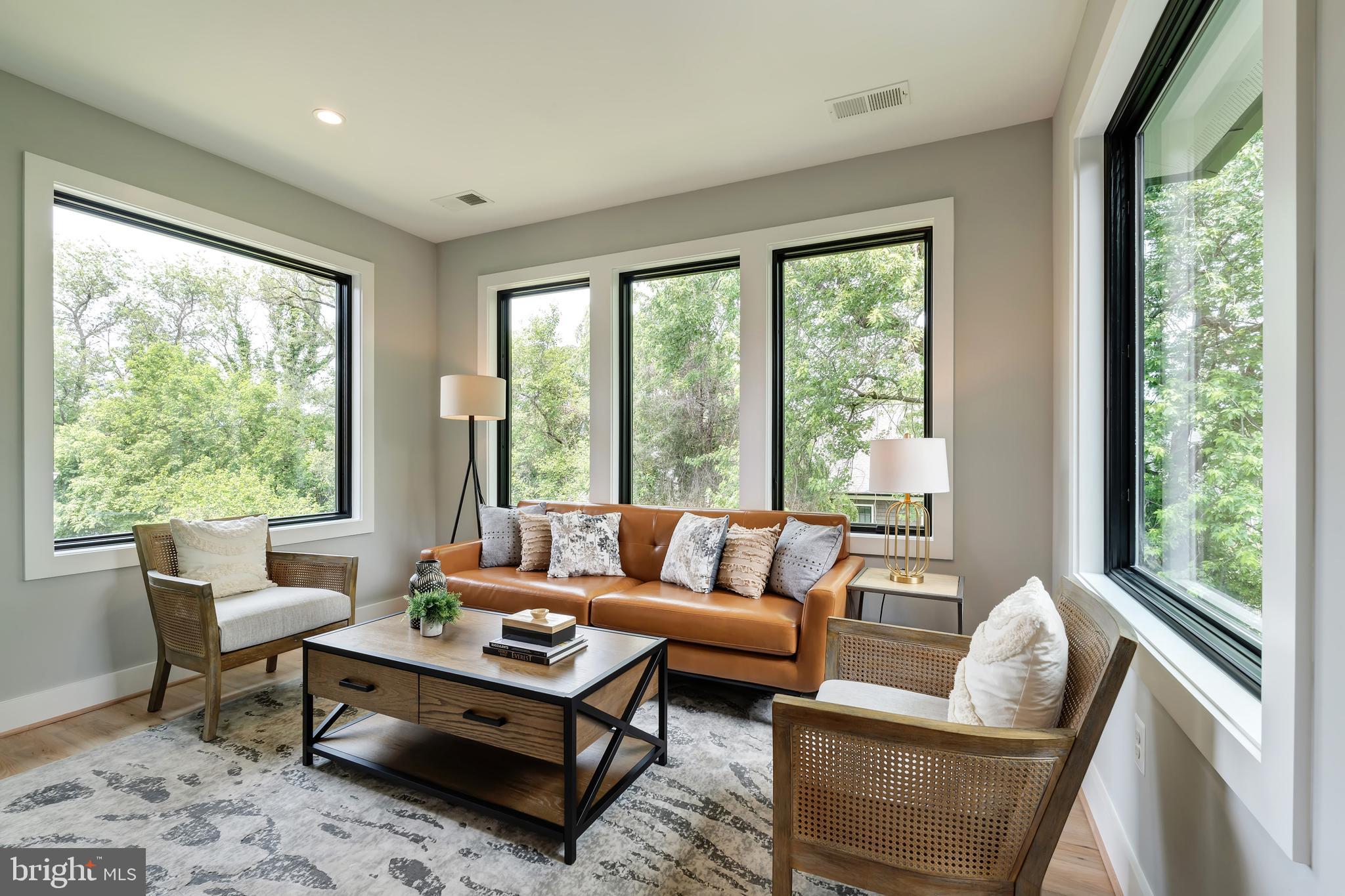 MCLEAN MANOR - Residential