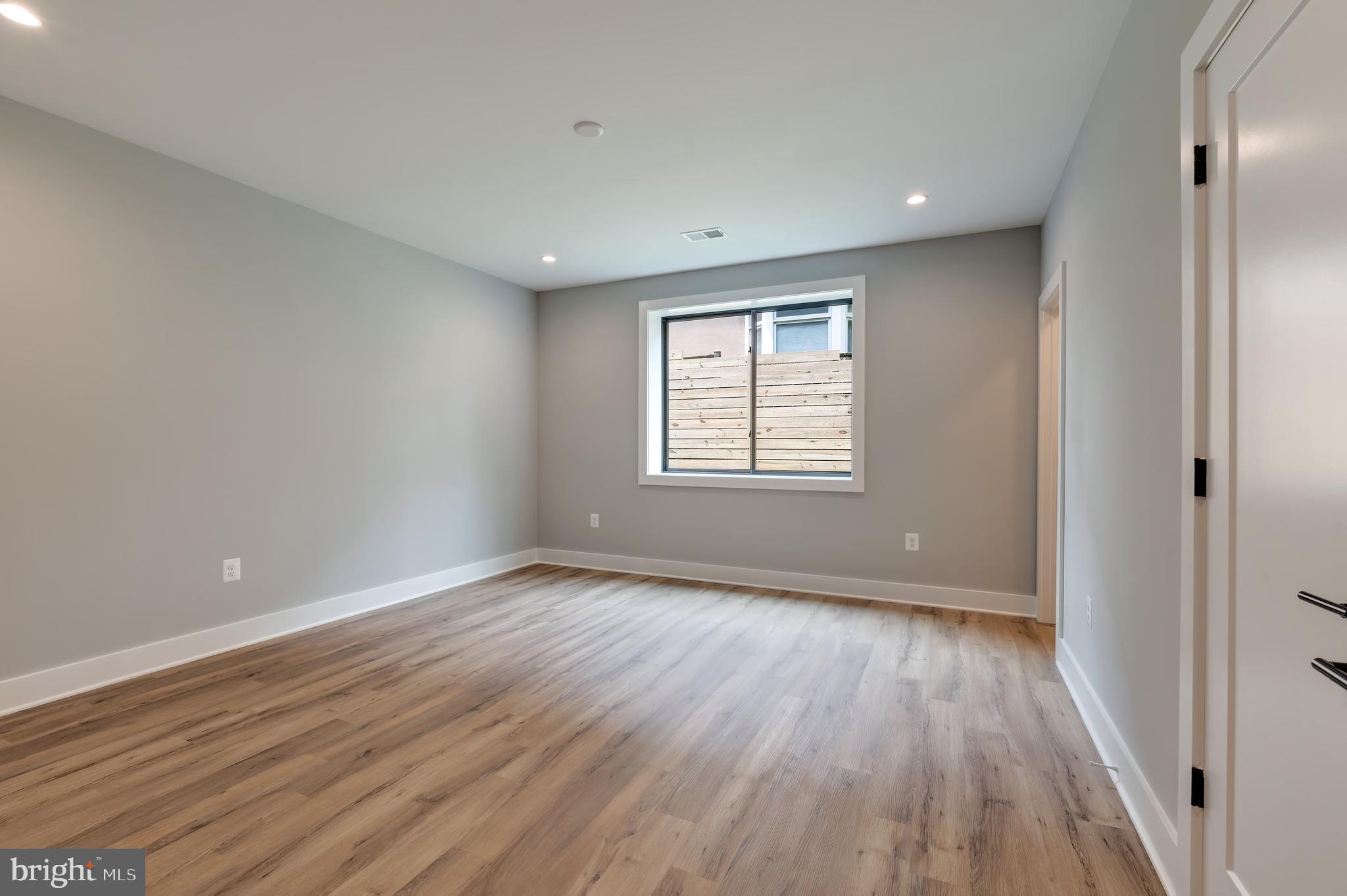 MCLEAN MANOR - Residential