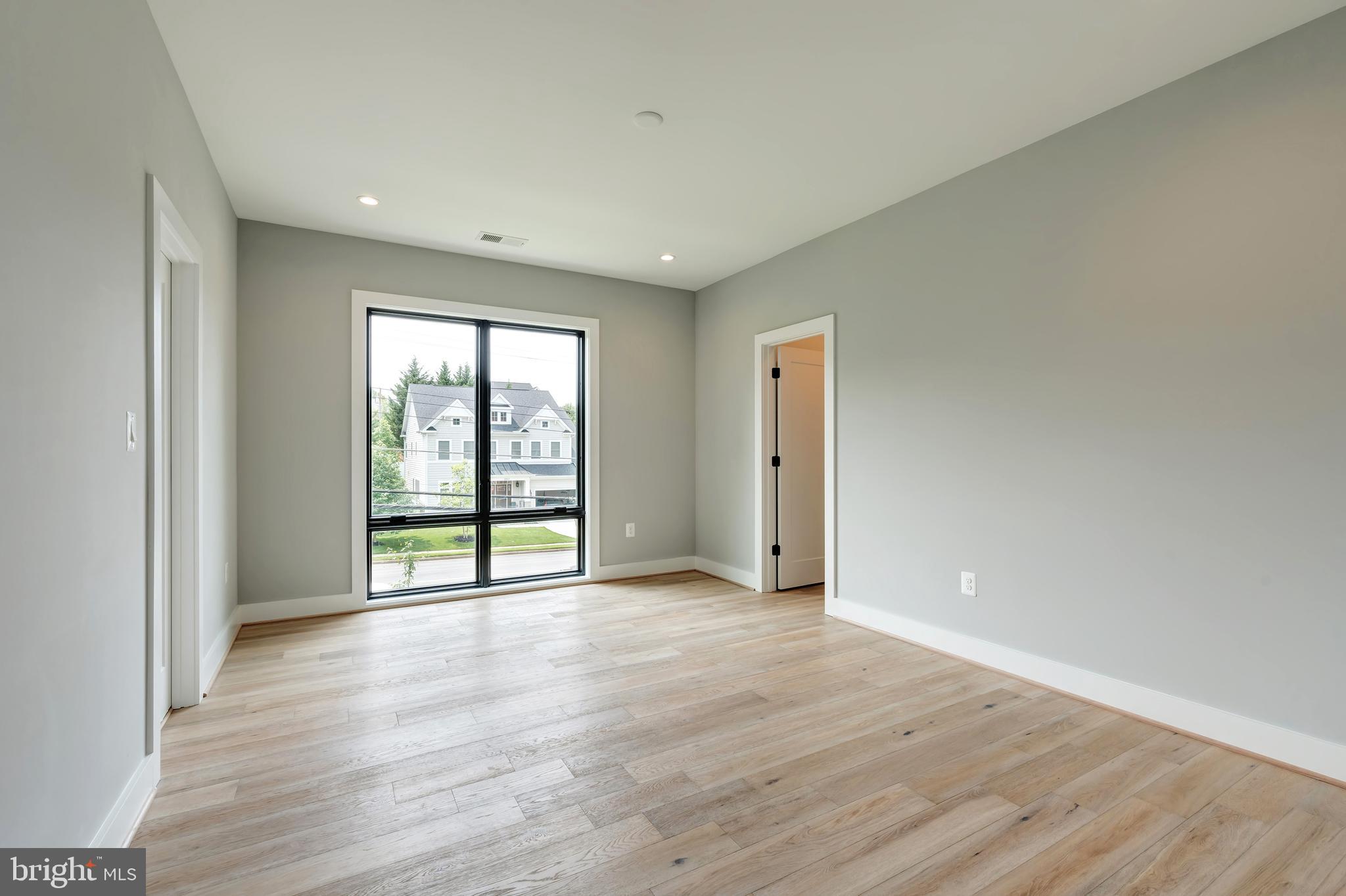 MCLEAN MANOR - Residential