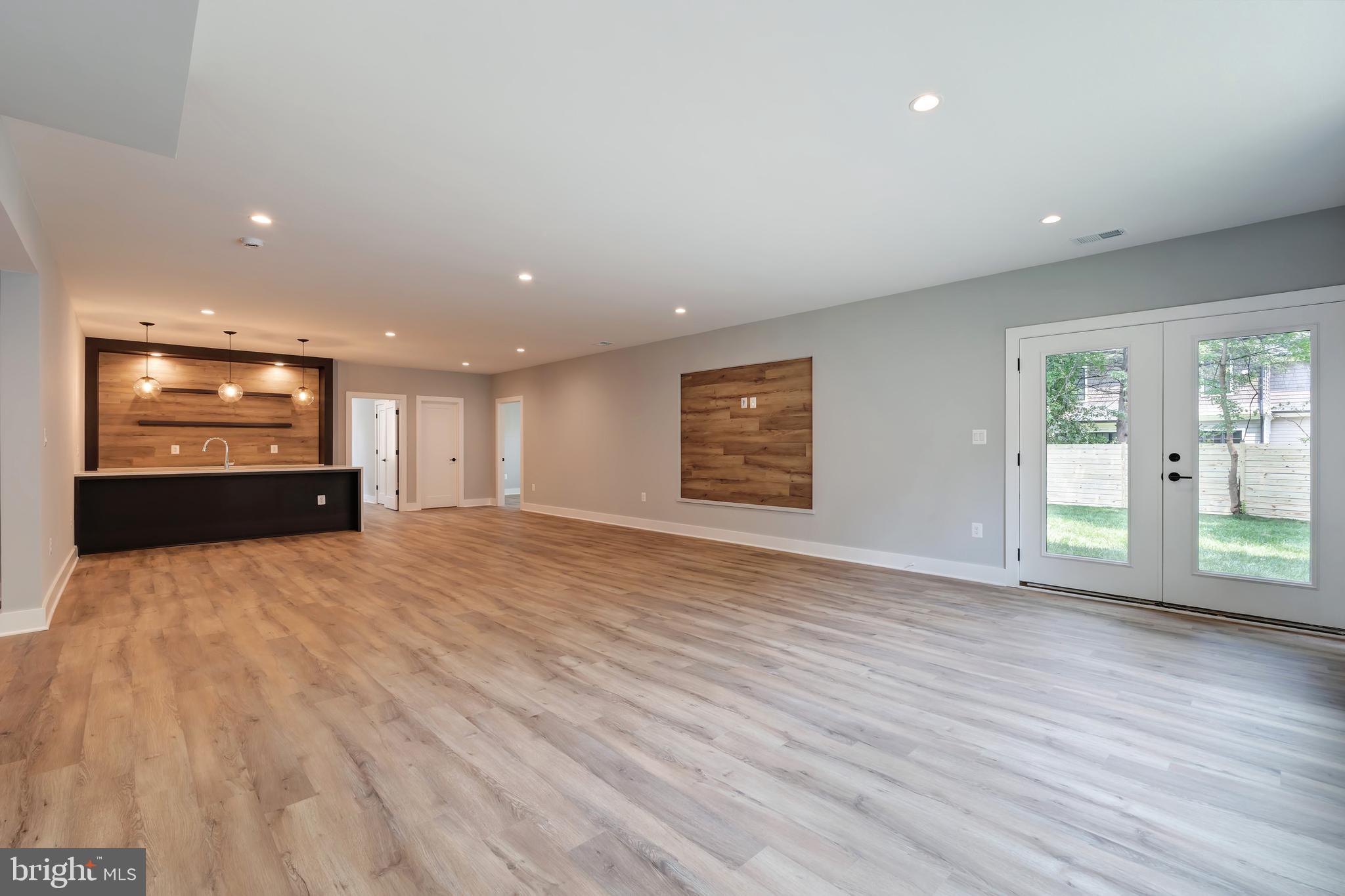 MCLEAN MANOR - Residential