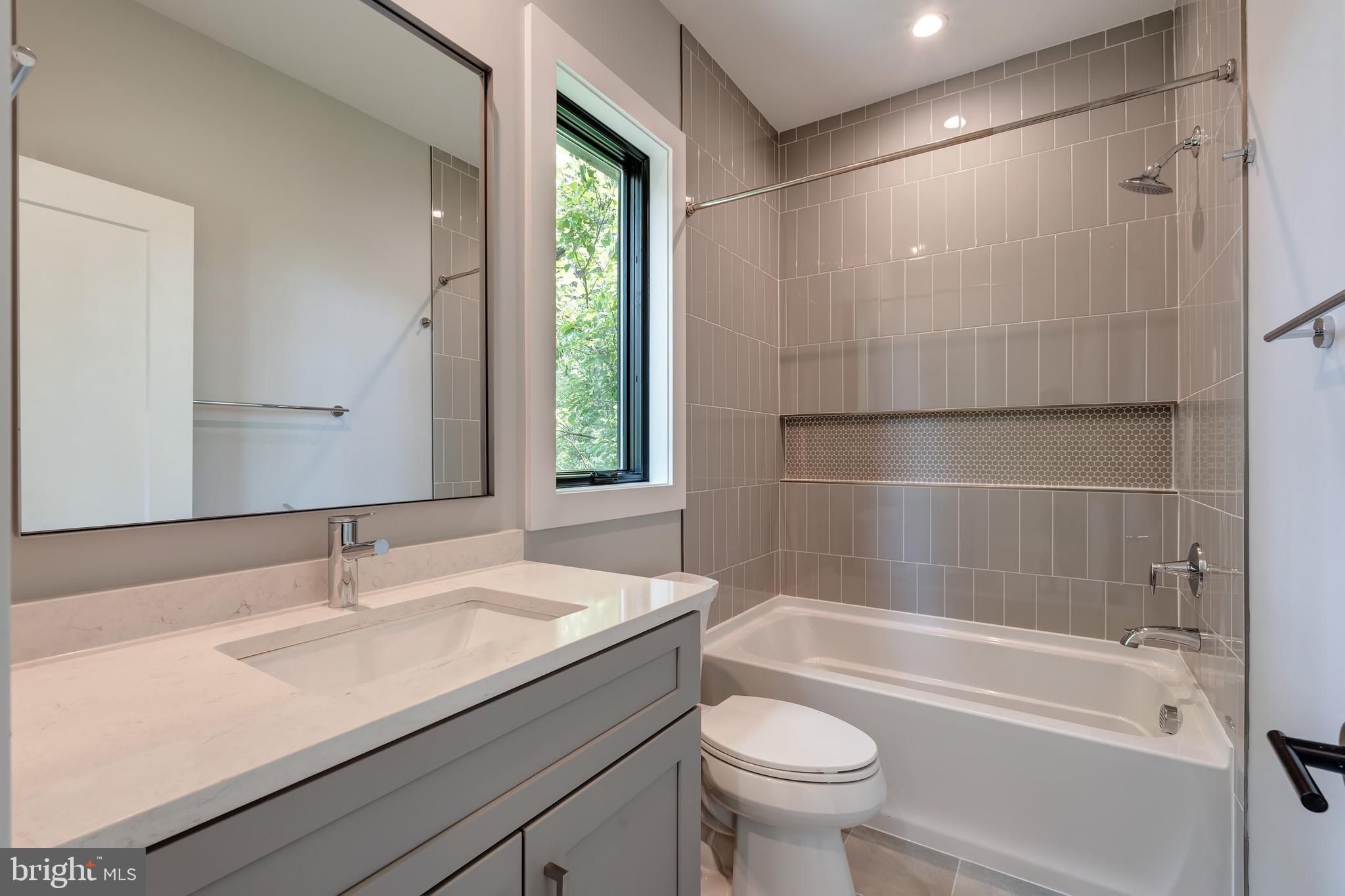 MCLEAN MANOR - Residential