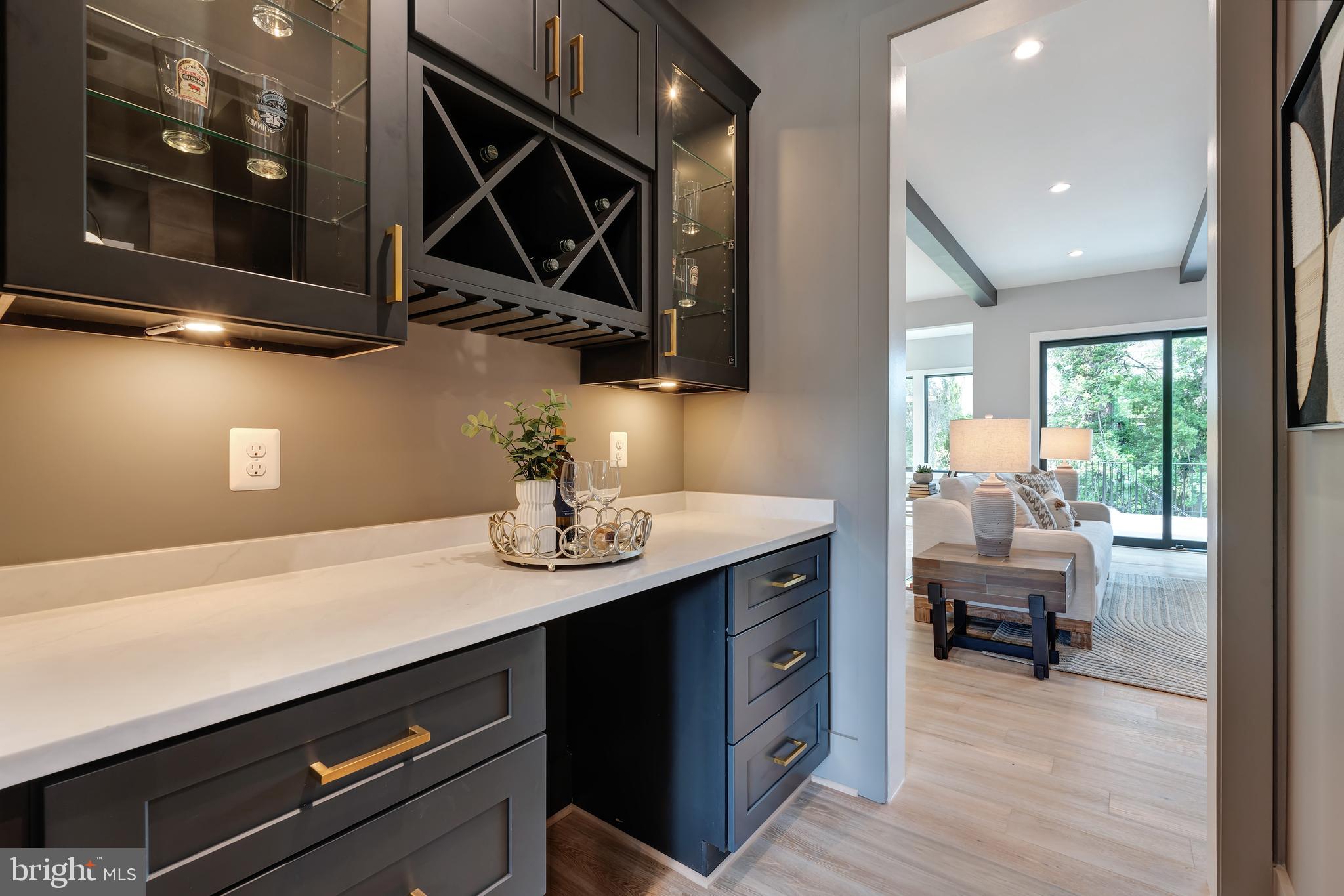 MCLEAN MANOR - Residential