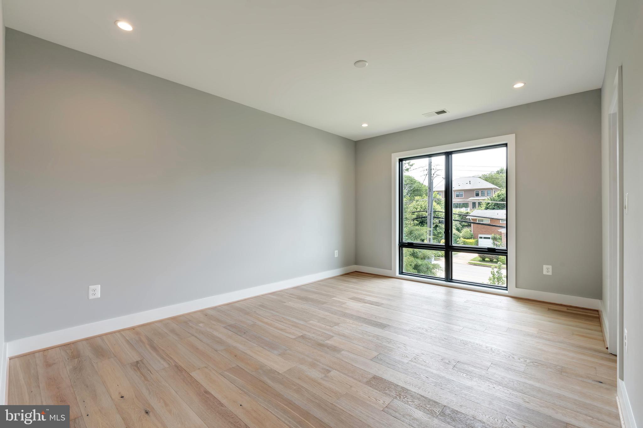 MCLEAN MANOR - Residential