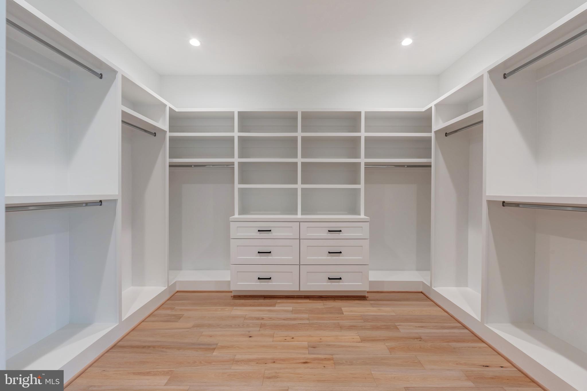 MCLEAN MANOR - Residential