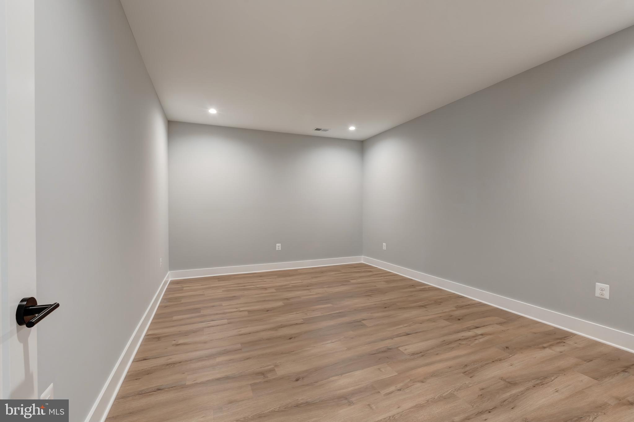 MCLEAN MANOR - Residential