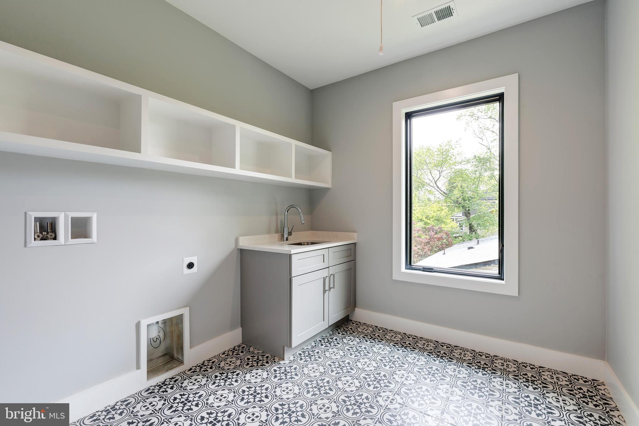 MCLEAN MANOR - Residential