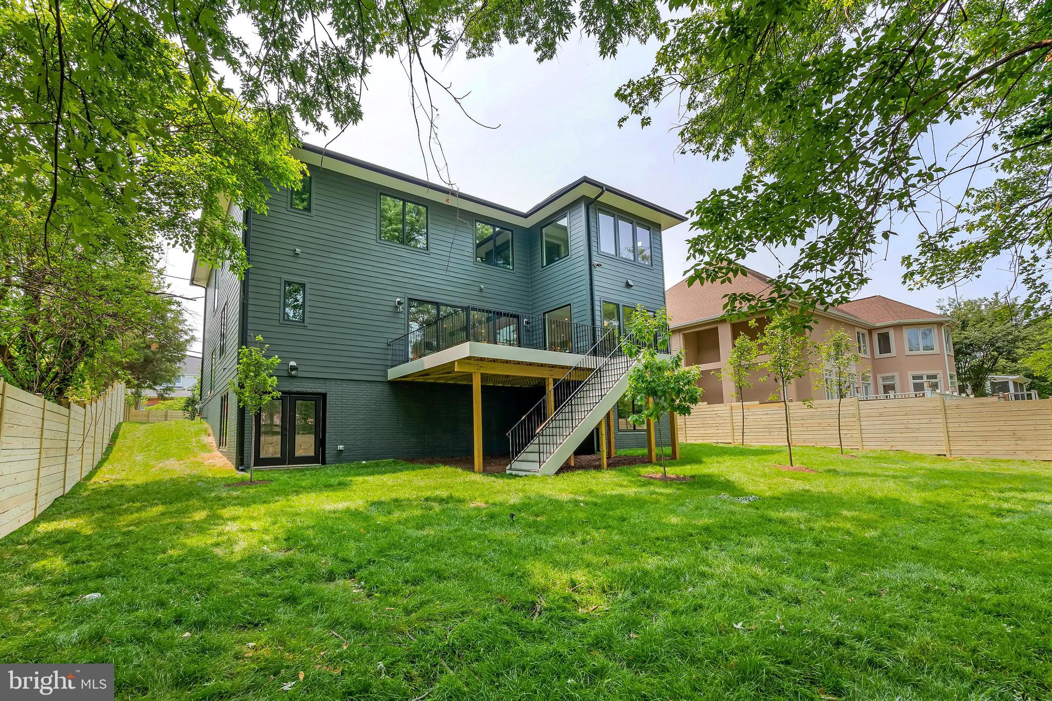 MCLEAN MANOR - Residential