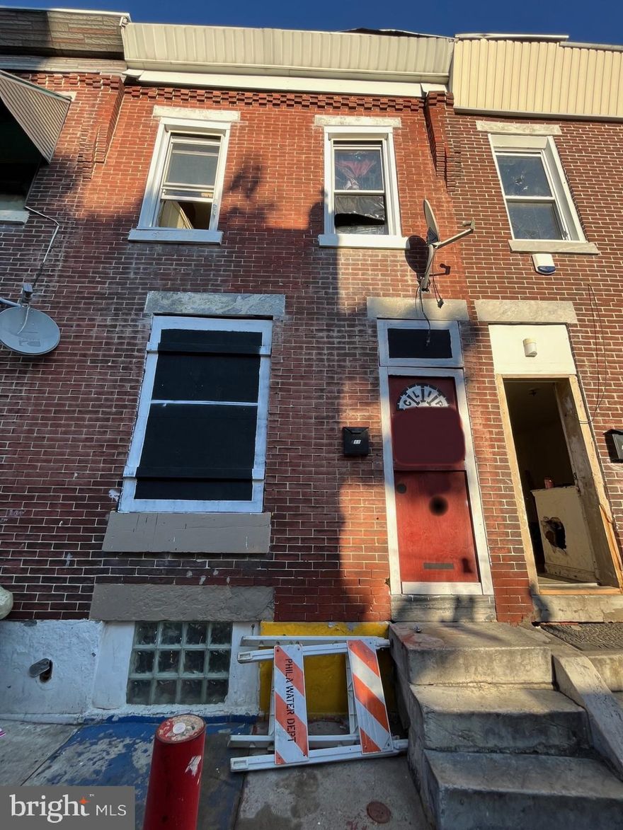 **Investors**  Full Gut rehab available in Kensington....bring your imagination (and a dumpster) and restore this property to it's former glory. Sold 100% AS-IS.