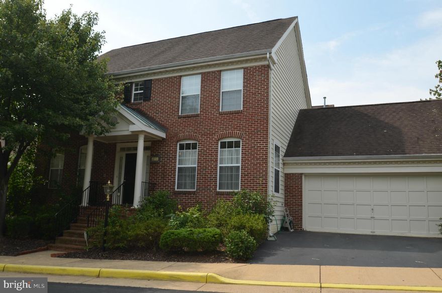 BEAUTIFUL 4BR, 3.5BA, 2-CAR GARAGE SF HOME IN KINGSTOWNE..HUGE GOURMET KIT W/ GRAINTE COUNTERS & BREAKFAST NOOK..FAM RM W/ COZY FP & WALKOUT TO DECK..SEPARATE DIN & LIV RM..SPACIOUS MBR SUITE W/ LUXURY BATH..LWR LVL REC RM PLUS EXTRA GUEST RM & FULL BATH..WALK TO METRO BUS STOP, MIN FROM METRO STN, FT. BELVOIR & BELTWAY..
